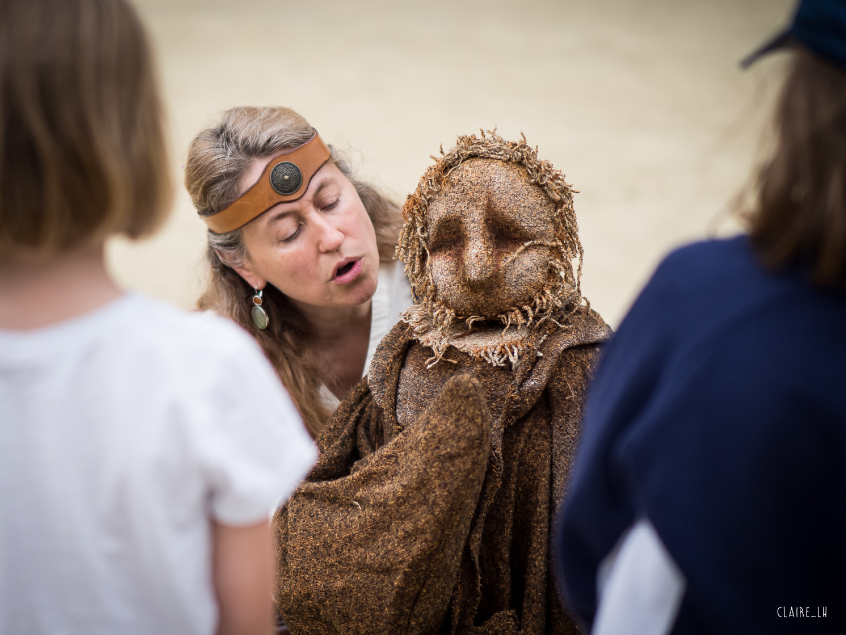 Evelyne + moine lui parle© Claire-Lise Hardant.jpg